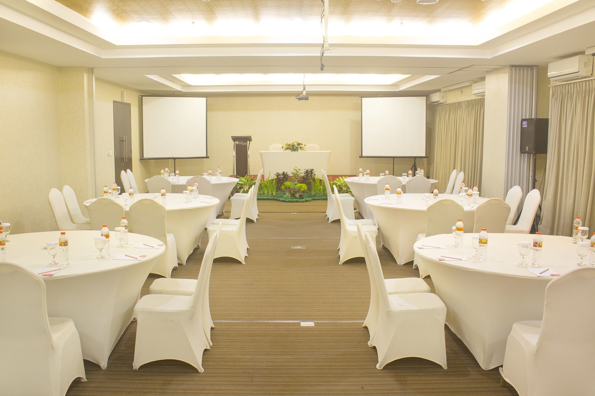 โฮไรออส มาลิโอโบโร โฮเต็ล Hotel ยอกยาการ์ตา ภายนอก รูปภาพ